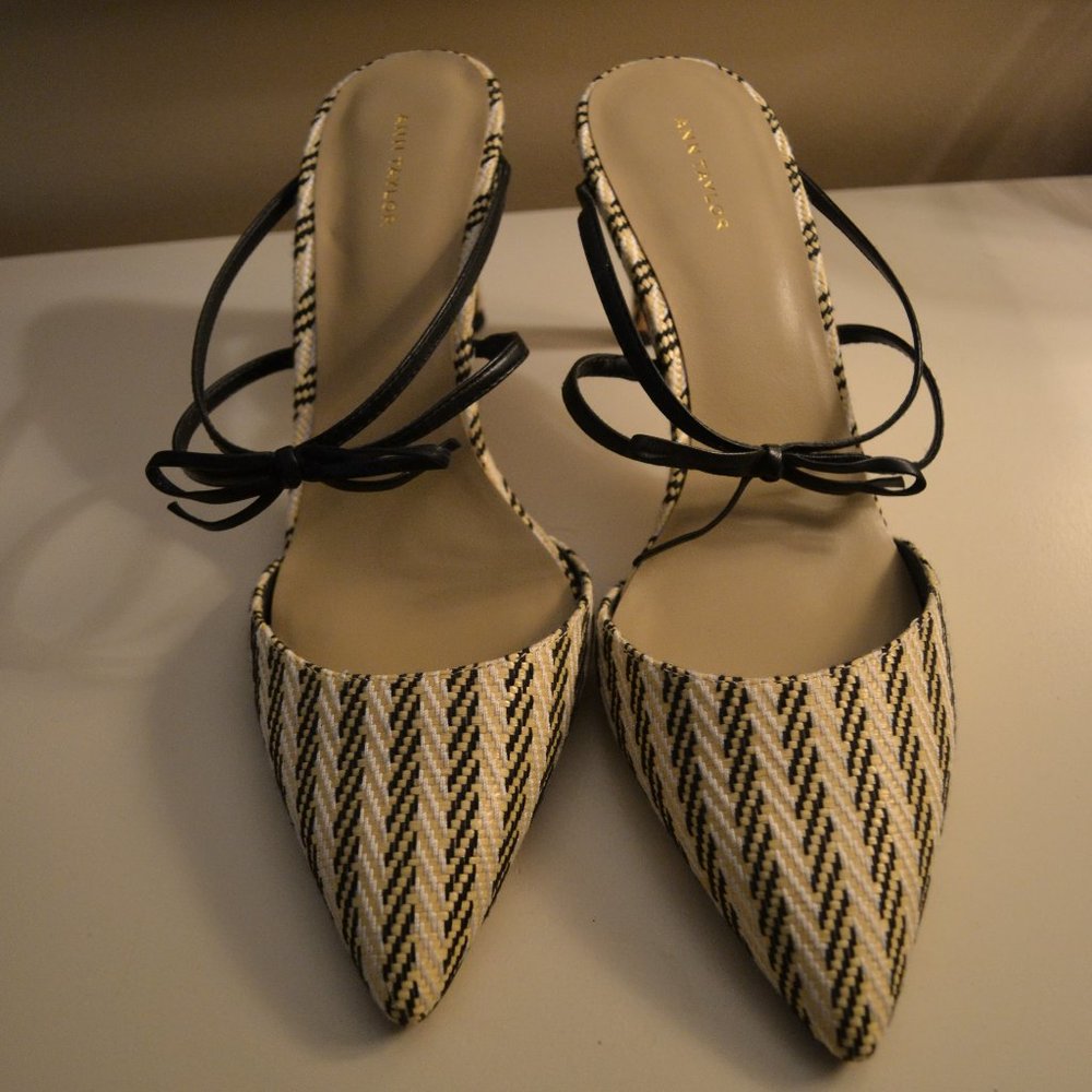 Ann Taylor Heel Pump/Straw with Bow Size 9 NWOT